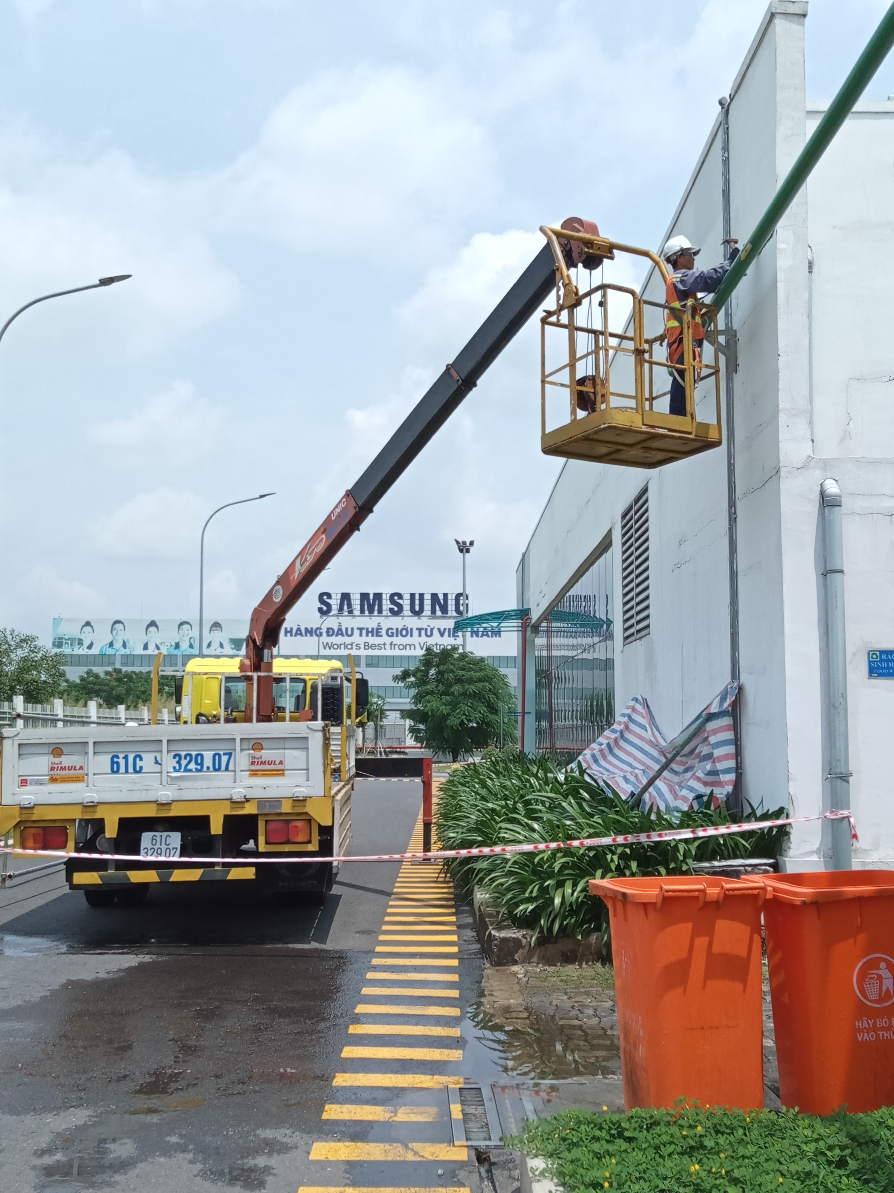 Xe cẩu nâng người chuyên nghiệp của Đức Quốc Thiện tại Long An