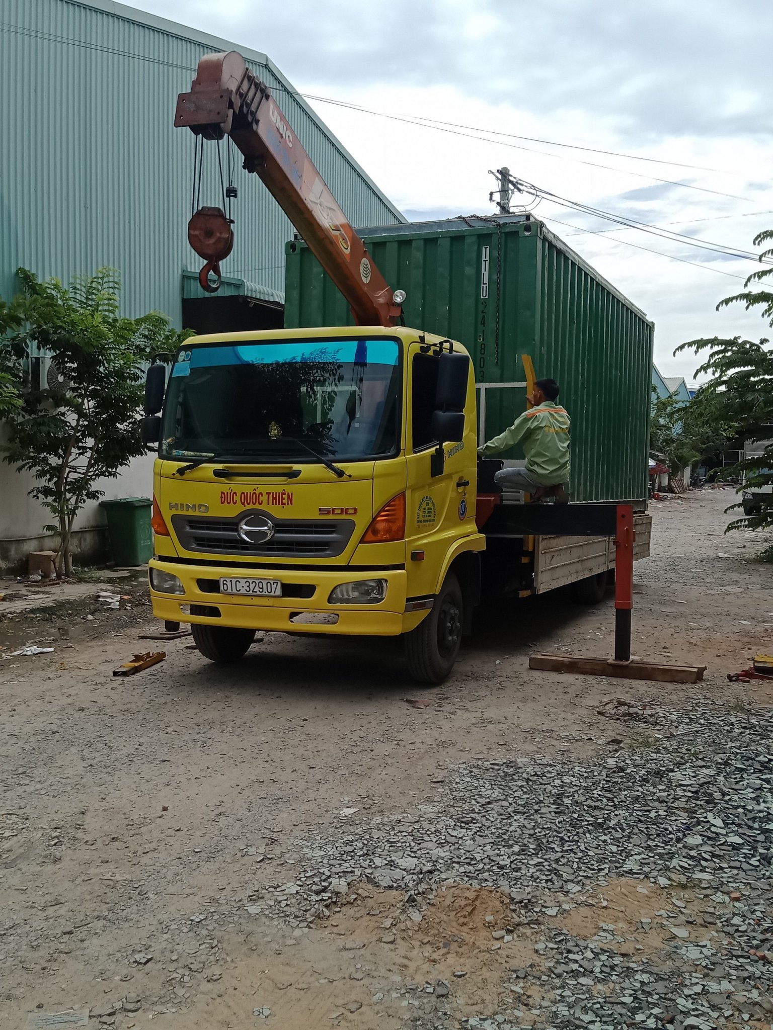 Chuyên cho thuê xe cẩu thùng vận chuyển di dời nhà xưởng ở Tân Uyên Bình Dương