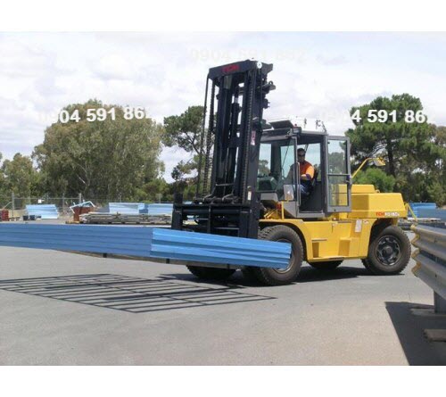 Xe nâng nâng hạ và di dời máy móc hàng hoá tại khu công nghiệp Đại Đăng Bình Dương