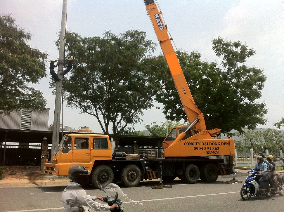Chuyên cho thuê xe cẩu thùng cẩu kato tại KCN Bàu Bàng