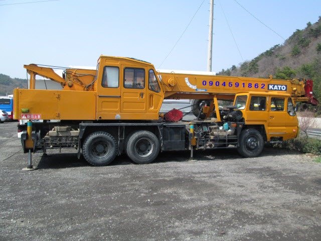 dịch vụ cẩu hàng bằng xe cẩu chuyên dùng, cẩu tự hành, cẩu thùng, xe cẩu Kato tại Bình Dương, Đồng Nai, TPHCM, cho thuê giá rẻ trên toàn quốc.