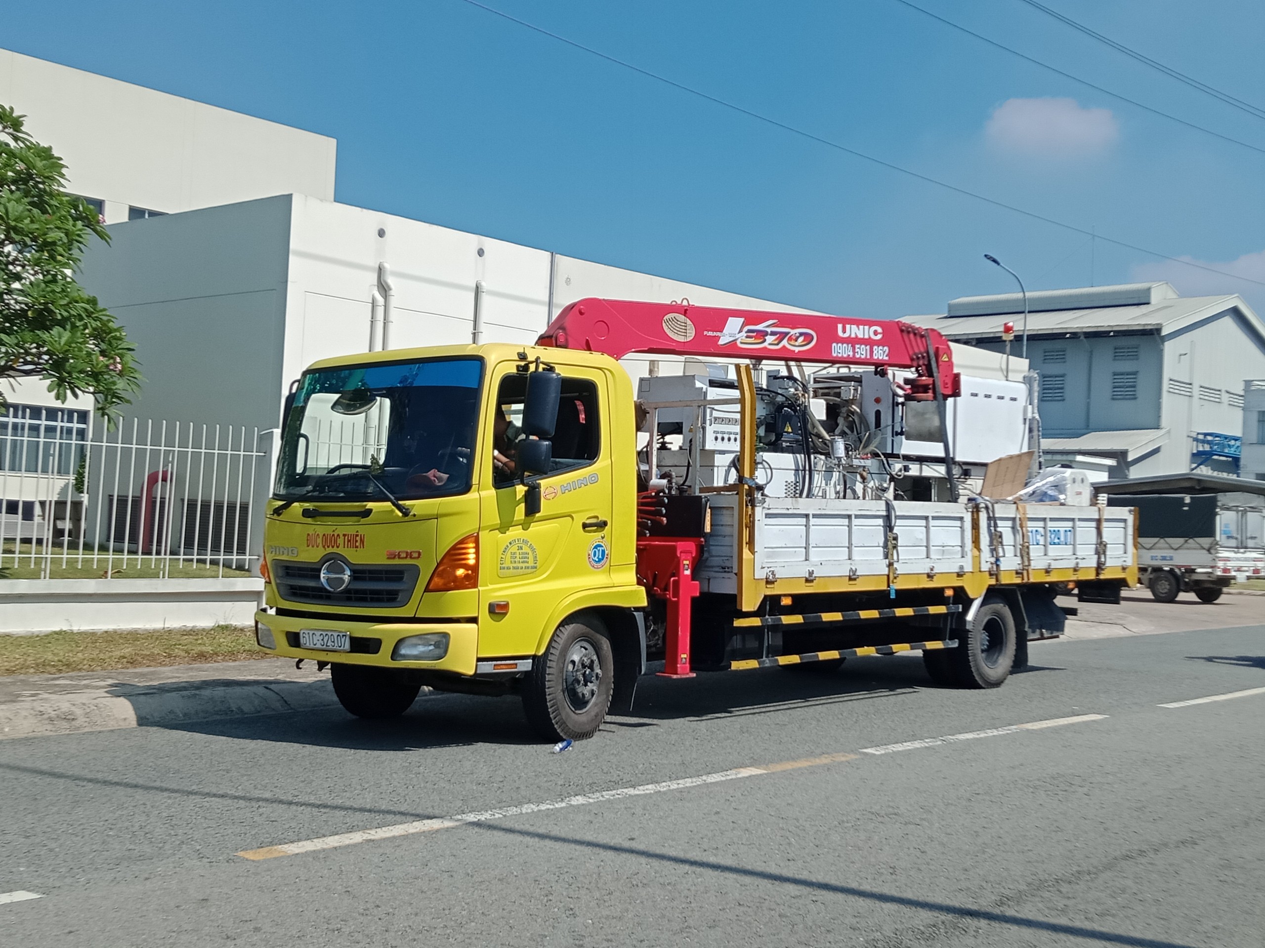 Dịch vụ cho thuê xe cẩu hạ vận chuyển hàng hóa máy móc giá rẻ ở Thuận An Bình dương 