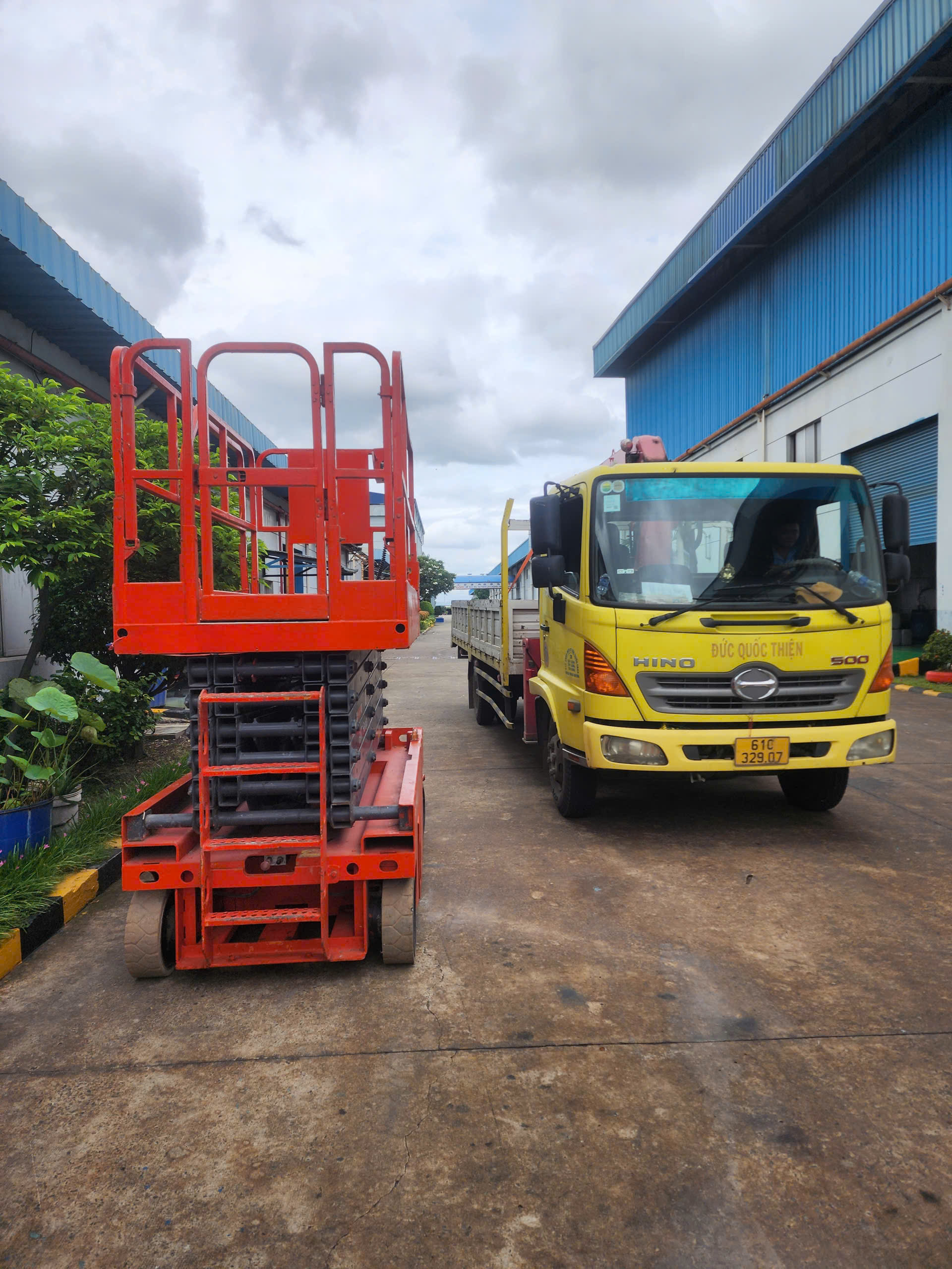 Dịch vụ cho thuê xe nâng người giá rẻ tại Vsip 1 của công ty Đức Quốc Thiện 