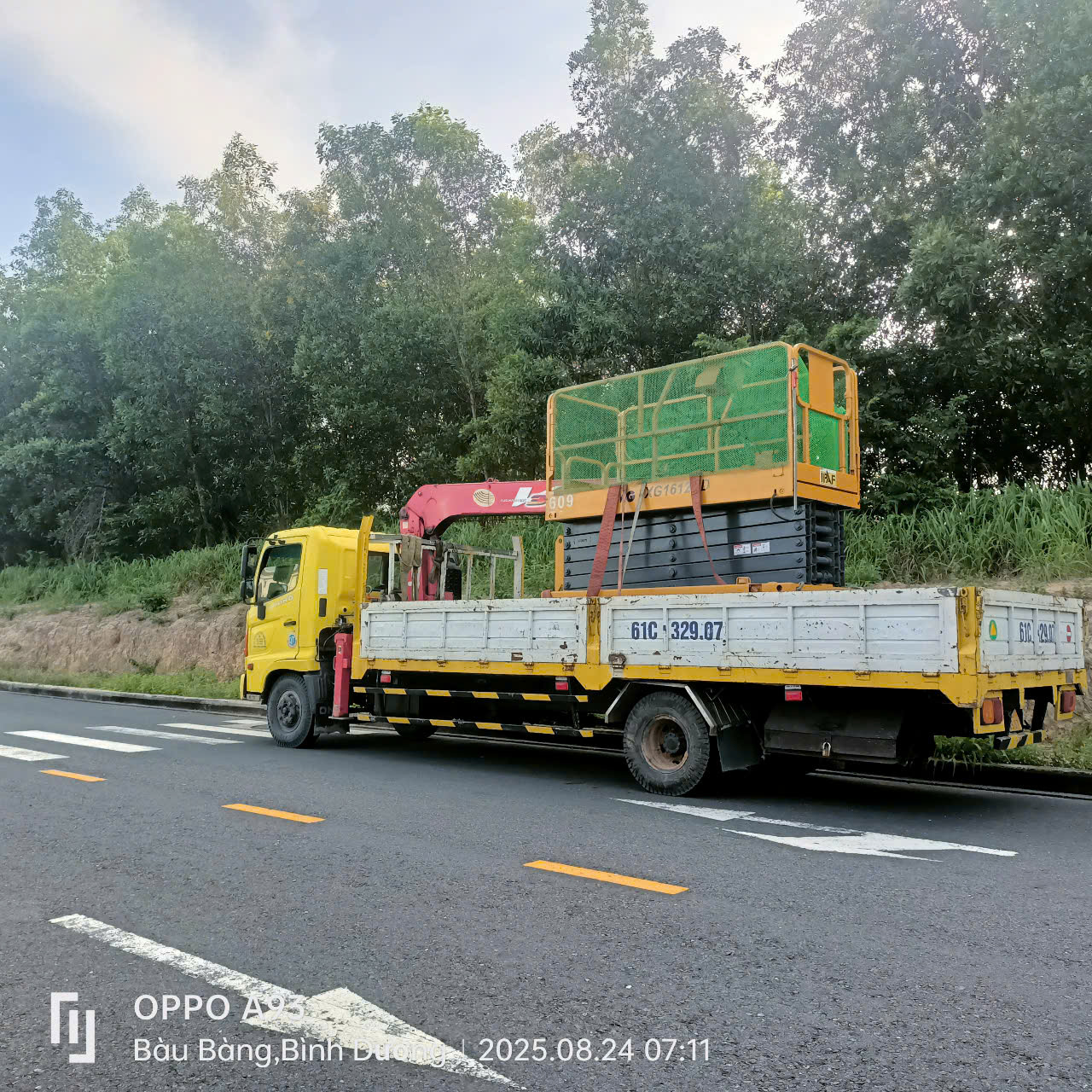 Xe nâng người chuyên nghiệp tại khu công nghiệp Nam Tân Uyên